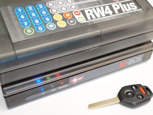 Honda car key fob next to RW4 plus cloning machine
