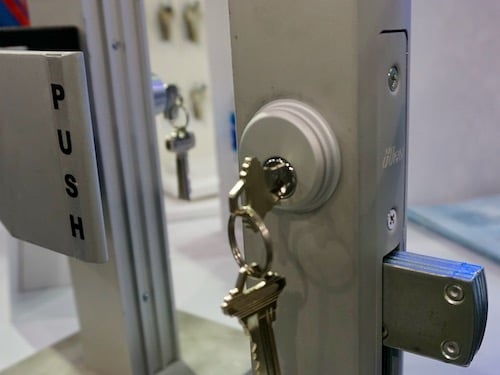 adams right storefront door lock